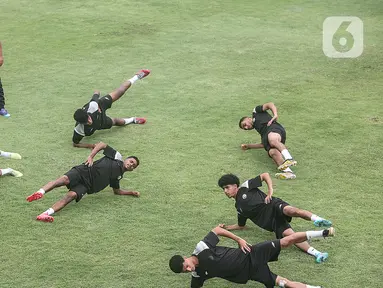 Sejumlah pesepak bola timnas Yaman U-20 mengikuti sesi latihan resmi di Lapangan B Kompleks Gelora Bung Karno, Jakarta, Selasa (24/9/2024). (Liputan6.com/Angga Yuniar)