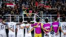 Sejumlah suporter memberikan semangat kepada pemain Timnas Indonesia U-17 setelah dikalahkan Timnas Maroko U-17 dalam laga pamungkas Grup A Piala Dunia U-17 2023 yang berlangsung di Stadion Gelora Bung Tomo, Surabaya, Kamis (16/11/2023). (Bola.com/Bagaskara Lazuardi)
