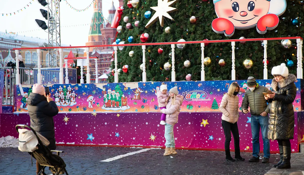 Orang-orang berfoto di dekat pohon Natal dengan dekorasi Tahun Baru di Moskow, Rusia, pada 2 Desember 2020. (Xinhua/Bai Xueqi)