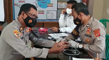 Beberapa anggota Polres Tasikmalaya, Jawa Barat tengah mengikuti gebyar vaksinasi ketiga booster di Mako Polres Tasikmalaya.