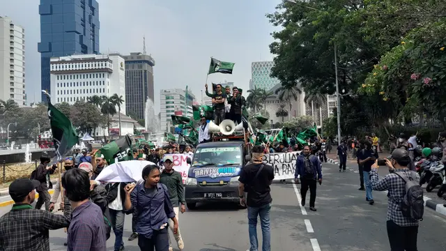 HMI gelar demo BBM naik di kawasan Patung Kuda