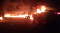 Tangkap layar rekaman video sebuah gudang penampungan BBM Ilegal terbakar di Lampung Selatan. Foto: (Dokumen warga)