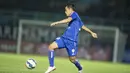 Striker Arema Cronus, Samsul Arif menggiring bola pada laga perempat final Piala Presiden 2015 melawan Bali United di Stadion Kanjuruhan, Malang, Sabtu (19/9/2015). (Bola.com/Vitalis Yogi Trisna)