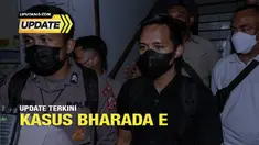 Baru 3 hari berstatus tersangka, Bharada Richard Eliezer Pudihang Lumiu atau Bharada E membuat serangkaian pengakuan baru pada Sabtu 6 Agustus 2022. Bharada E akhirnya mengungkap seluruh pihak terlibat kematian Brigadir Nofriansyah Yosua Hutabarat at...