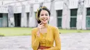 Maudy Ayunda dibalut kebaya Bali berwarna kuning dan dipadunya mengenakan kain wastra biru gelap yang serasi. [Foto: Instagram/maudyayunda]
