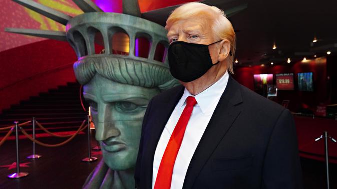 Sosok Donald Trump yang bermasker berdiri di lobi saat Madame Tussauds New York dibuka kembali di New York City, Kamis (27/8/2020). Patung lilin Donald Trump akan berada di pintu masuk untuk mengingatkan pengunjung tentang protokol kesehatan, termasuk pemakaian masker. (Cindy Ord/Getty Images/AFP)