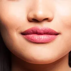 Bibir kering dan pecah-pecah bisa diatasi dengan perawatan yang tepat. Temukan rahasia menjaga kelembapan alami bibir lewat tips sederhana dan efektif agar tetap lembut dan sehat setiap hari. (Foto: asierromero/Freepik)