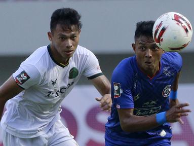 Andy Setyo (kiri) merupakan bek andalan Persikabo yang merupakan anggota TNI aktif. Sempat menimba ilmu di akademi Borneo FC, ia selanjutnya bergabung dengan PS TNI pada 2016. Saat ini, Andy memiliki pangkat Sersan Dua di TNI AD. (Bola.com/M. Iqbal Ichsan)