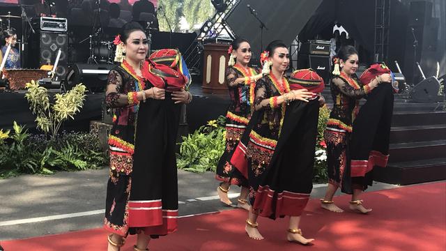 Tarian Jawa Barat Kawung Anten dan Tarian Jawa Timur Geleng Ro’om.