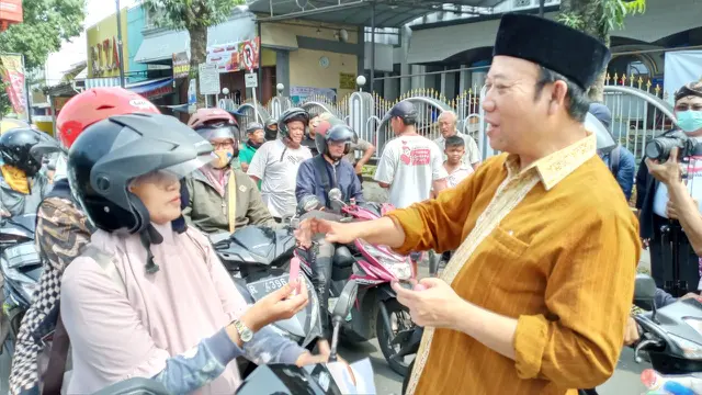 Bupati Banyumas, Achmad Husein dan IAI Banyumas bagikan hand sanitizer untuk menangkal virus Corona Covid-19. (Foto: LIputan6.com/Galeh Widura-Ridlo)
