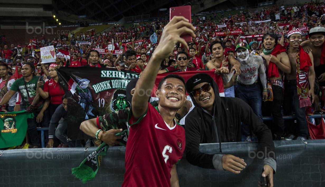 5. Gelandang Timnas Indonesia, Evan Dimas, swafoto dengan suporter Persebaya, Bonek, klub yang membuatnya menjadi pemain profesional. (Bola.com/Vitalis Yogi Trisna)