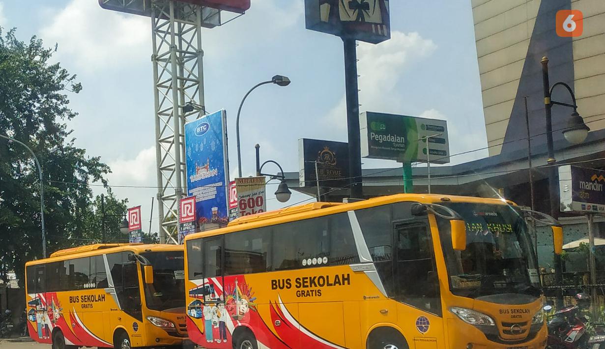 New Armada Coaster merupakan bus berukuran 3/4 yang banyak digunakan oleh Bus Sekolah Gratis di Jakarta. Lampu depannya mengingatkan pada bus Adiputro Jetbus pertama.