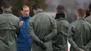 Pelatih Juventus, Massimiliano Allegri, memberikan arahan kepada anak asuhnya saat sesi latihan jelang laga Liga Champions di Vinovo, Italia, Selasa (6/3/2018). Juventus akan berhadapan dengan Tottenham Hotspur. (AFP/Marco Bertorello)