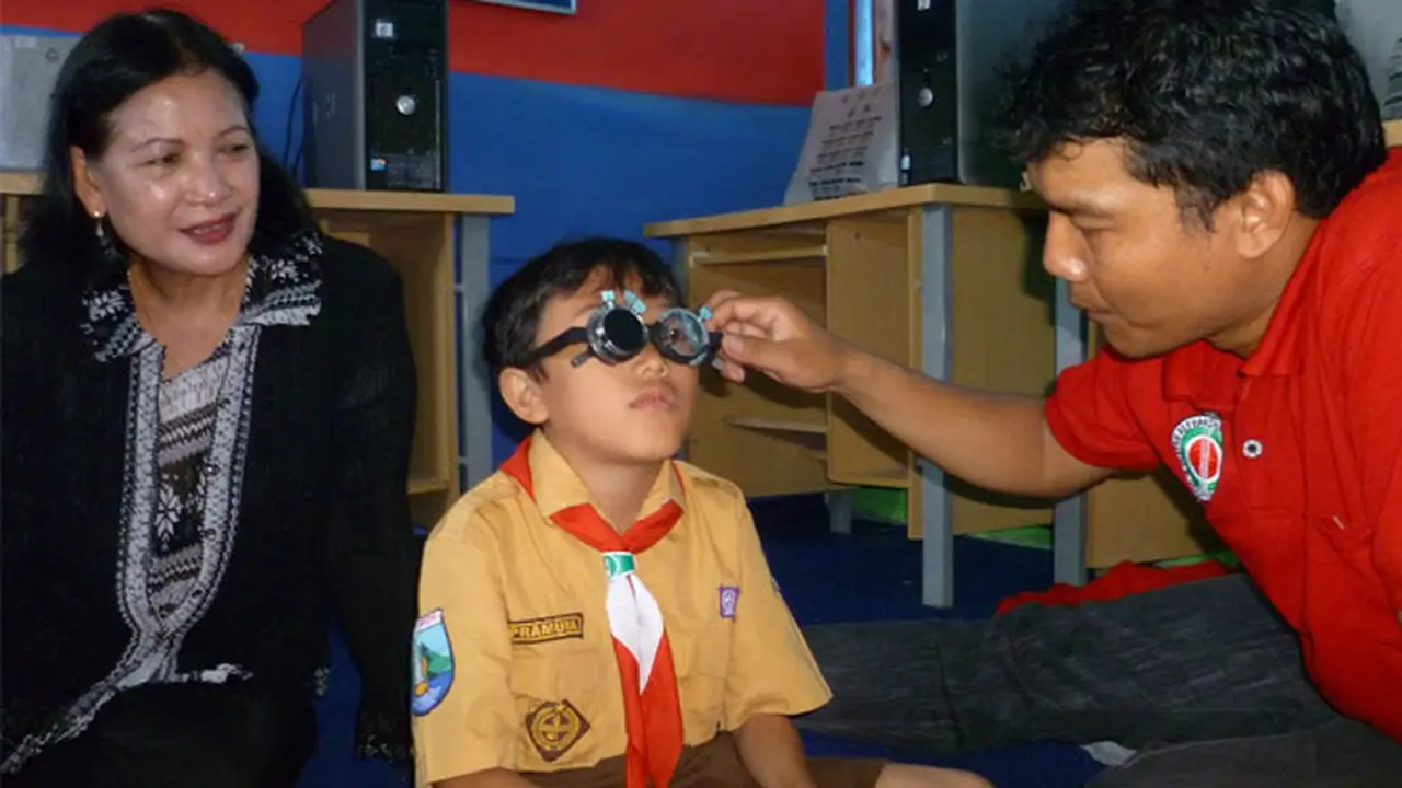 Jelang UN Siswa SD Bina Karya Surabaya Diperiksa Matanya