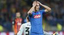 Striker Napoli, Arkadiusz Milik, tampak kecewa usai gagal menjebol gawang Shakhtar Donetsk pada laga Liga Champions di Stadion Metalist, Ukraina, Kamis (14/9/2017). Shakhtar Donetsk menang 2-1 atas Napoli. (AP/Efrem Lukatsky)