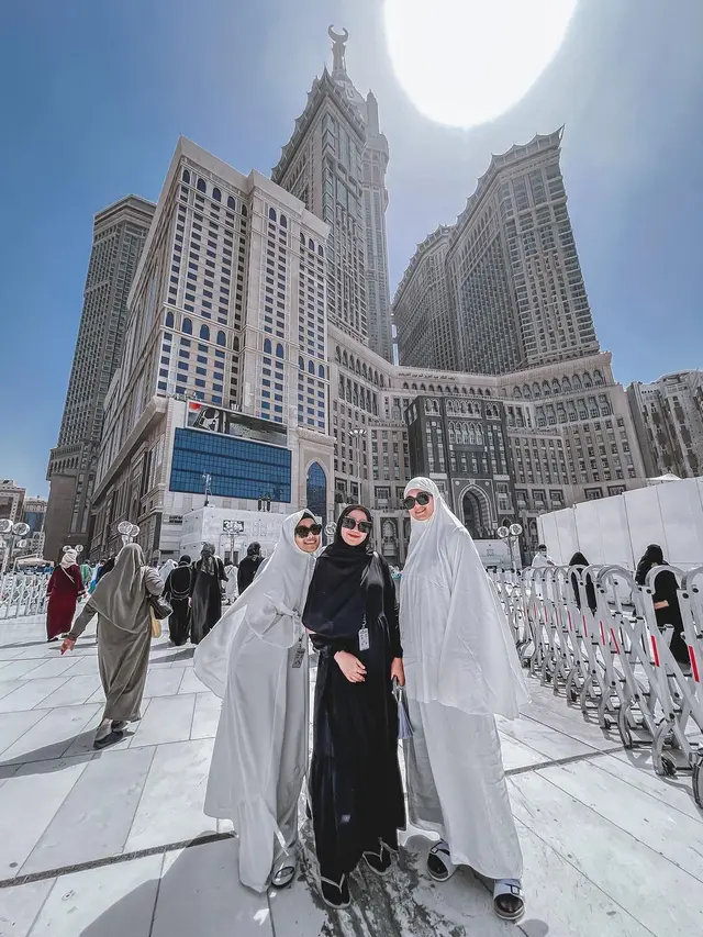Kerap Tampil Terbuka, Ini 6 Potret Selebgram Jess Amalia Berhijab saat Umrah