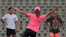 Pelatih atletik, Harry Mara (kanan) dan  Hafiz memperhatikan gerakan Emilia saat sesi latihan di Stadion Madya, Jakarta, Kamis (7/6/2018). Latihan tersebut merupakan bagian dari persiapan Asian Games 2018. (Bola.com/Nick Hanoatubun)