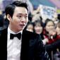 Yoochun merupakan personel JYJ --saingan berat Lee Min Ho--yang akhirnya berhasil membawa pulang piala dari Baeksang Arts Awards ke 51.
