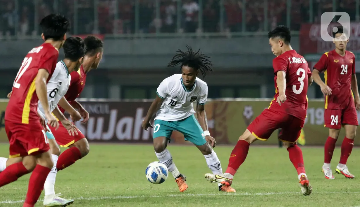 Pemain depan Timnas Indonesia U-19, Ronaldo Kwateh (tengah) berusaha melewati adangan pemain Vietnam U-19 pada kualifikasi grup A Piala AFF U-19 2022 di Stadion Patriot Candrabhaga, Bekasi, Jawa Barat, Sabtu (2/7/2022). Laga kedua tim berlangsung ketat, saling adu serangan dan berusaha menampilkan permainan terbaik. (Liputan6.com/Helmi Fithriansyah)