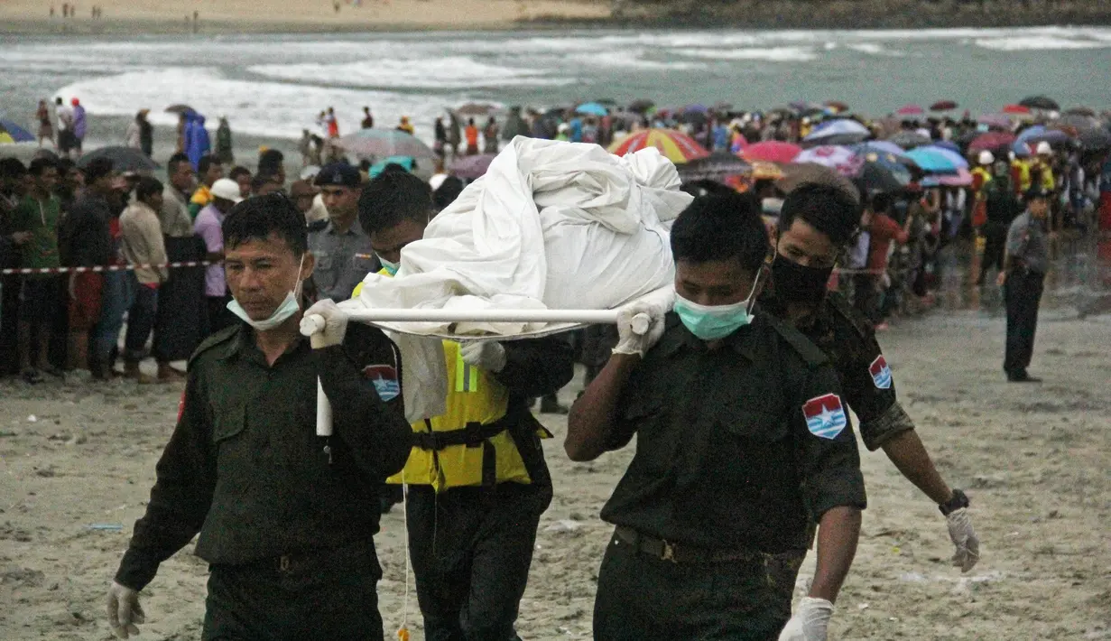 Jasad korban kecelakaan pesawat militer yang jatuh ke laut Andaman dievakuasi oleh tim penyelamat di pantai Launglon, Myanmar, Kamis (8/6). Para penumpang terdiri atas para tentara Myanmar dan keluarganya. (AP Photo/Esther Htusan)