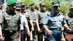 Citizen6, Medan: Pada kesempatan tersebut, Panglima TNI didampingi oleh para Asisten Panglima TNI dan Kabalakpus jajaran Mabes TNI termasuk Kapuspen TNI Laksda TNI Iskandar Sitompul. (Pengirim: Badarudin Bakri)