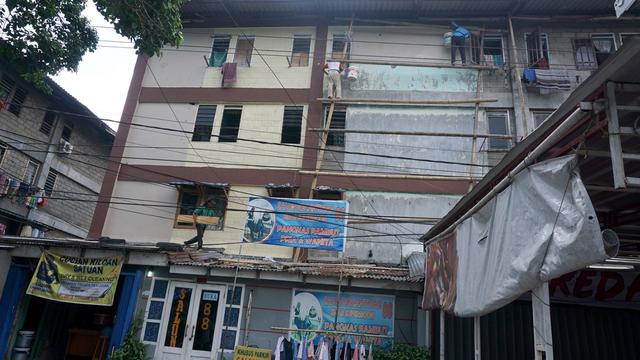 Kumuhnya Rumah Susun Palembang di Tengah Tumpukan Sampah
