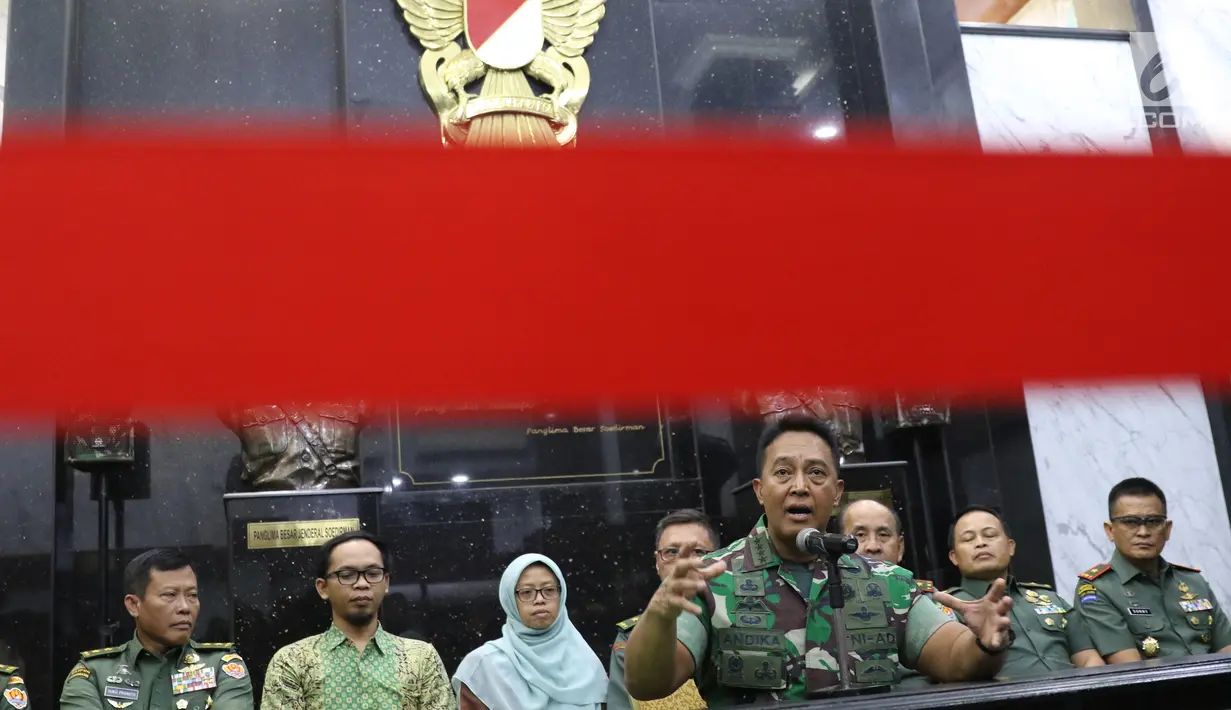 KSAD Jenderal TNI Andika Perkasa memberi keterangan pers terkait taruna Akademi Militer (Akmil) Enzo Zenz Allie di Mabes AD, Jakarta, Selasa (13/8/2019). Menurut Andika, Enzo berpegang teguh kepada Pancasila. (Liputan6 com/Angga Yuniar)