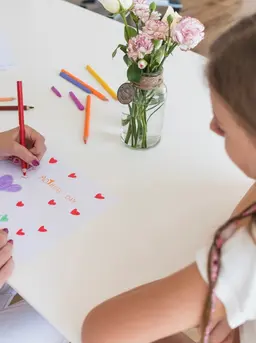 Mengenalkan emosi sejak dini dapat membantu anak tumbuh lebih empatik, percaya diri, dan mampu mengungkapkan apa yang mereka rasakan dengan sehat. (foto/dok: freepik)