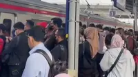 Penumpang Menumpuk di Stasiun Depok Baru usai 7 Perjalanan KRL Dibatalkan