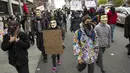 Demonstran mengenakan topeng Guy Fawkes saat menggelar aksi "Sejuta Topeng" di Washington, Amerika Serikat, Kamis(5/11/2015). Para Demonstran memblokir lalu lintas disekitar Gedung Pengadilan federal dan kampus Amazon. (REUTERS/Jason Redmond)