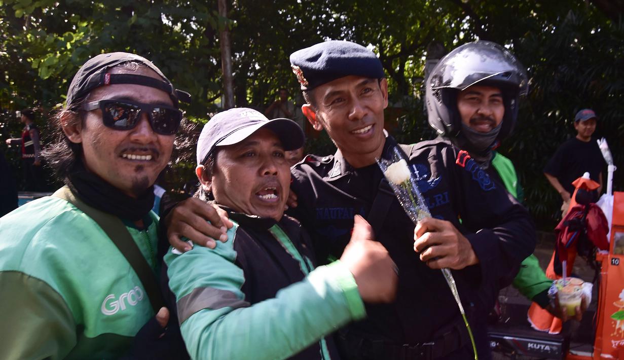 Mereka juga terlihat saling berjabat tangan. (merdeka.com/Arie Basuki)