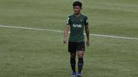 Pemain Timnas Indonesia U-22, Firza Andika, mengamati rekannya saat latihan di Stadion Madya, Jakarta, Kamis (17/1). Latihan ini merupakan persiapan jelang Piala AFF U-22. (Bola.com/Yoppy Renato)