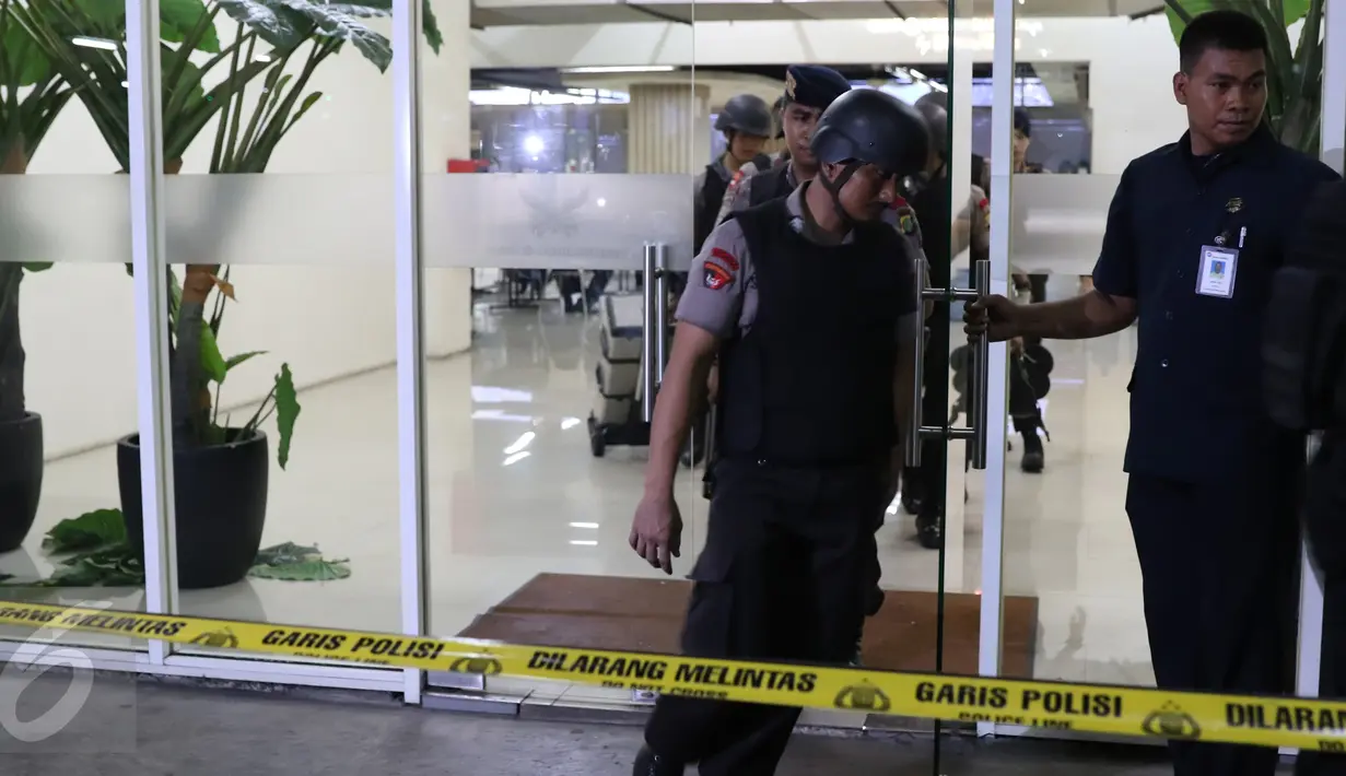Polda Metro Jaya melakukan olah TKP penyebab ledakan di lokasi ledakan di kantin Mal Alam Sutera, Tangerang, Banten, Rabu (28/10). Polda Metro Jaya memastikan sumber ledakan itu adalah bom rakitan dan berdaya ledak rendah. (Liputan6.com/Herman Zakharia)