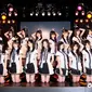 SKE48 dan E-girls berhasil menutup penjualan beberapa musisi serta band besar di tangga musik Oricon.