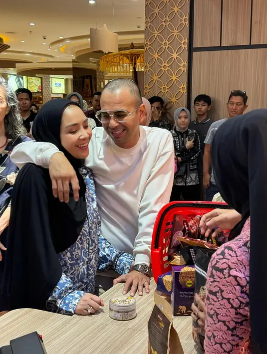 <p>raffi Ahmad memandangi istrinya yang berhijab dengan penuh cinta. Warganet mendoakan agar Nagita seterusnya mengenakan hijab. "Alhamdulillah.. mbak gigi Semoga Allah kuatkan Hatinya dan Istiqomah Pake Jilbabnya ya," kata salah satu warganet.&nbsp;(Foto: Instagram/ raffinagita1717)</p>