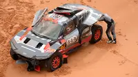 Carlos Sainz terpaksa mundur dari Reli Dakar 2023 setelah mengalami insiden parah di stage 9 yang berlangsung dari Riyadh hingga Haradh pada Selasa (10/01/2023) waktu setempat. (AFP/Franck Fife)