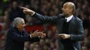 Pelatih Manchester United, Jose Mourinho dan pelatih Manchester City, Pep Guardiola, memberi instruksi pada laga Piala Liga di Stadion Old Trafford, Inggris, Rabu (26/10/2016). MU menang 1-0 atas City. (Reuters/Jason Cairnduff)