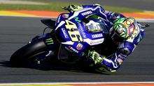 Valentino Rossi mengalami kecelakaan ketika menjalani setengah sesi tes yang berlangsung selama tujuh jam walau akhirnya tetap keluar sebagai runner-up pada hari pertama tes dengan mencatatkan waktu terbaik 1 menit 30,950 detik. (AFP/Jose Jordan)