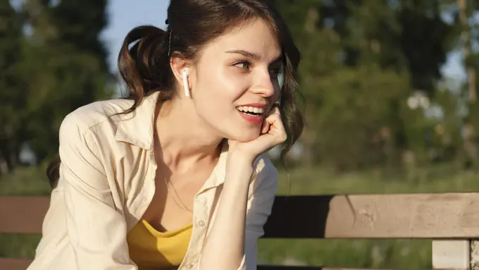 Sering Menggunakan Earphone? Kenali Bahayanya Terhadap Kesehatan Pendengaran!