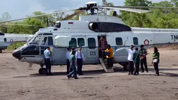 Presiden Joko Widodo bersama rombongan saat tiba di NTT menggunakan helikopter, Sabtu (20/12/2014). (Rumgapres/Agus Suparto)
