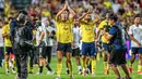 Pemain Al-Nassr, Cristiano Ronaldo (tengah) memberikan tepuk tangan penghormatan untuk penonton setelah laga semfinal Saudi Super Cup 2025 melawan Al-Ittihad di Hong Kong Stadium, Hong Kong, Selasa (19/08/2025) waktu setempat. (AFP/Wun Suen)