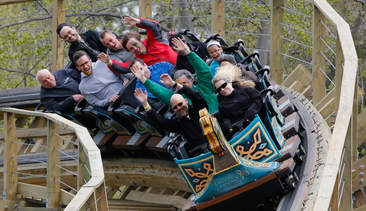 Pengunjung menaiki Roller Coaster kayu InvadR di Busch Gardens di Williamsburg, Virginia (7/4). Tempat ini adalah taman bermain pertama yang jalur roller coasternya terbuat dari kayu.  (AP Photo/Steve Helber)