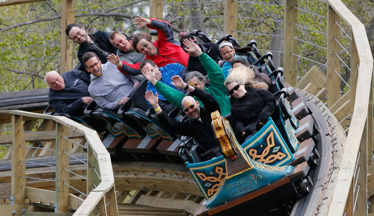 Pengunjung menaiki Roller Coaster kayu InvadR di Busch Gardens di Williamsburg, Virginia (7/4). Tempat ini adalah taman bermain pertama yang jalur roller coasternya terbuat dari kayu.  (AP Photo/Steve Helber)
