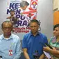 Sesmenpora Gatot Dewa Broto (kanan) setelah bertemu Plt Ketum PSSI Iwan Budianto (tengah), dan Sekjen PSSI Ratu Tisha Destria. (dok Kemenpora)