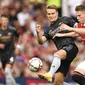 Gelandang Manchester United Scott McTominay (kanan) bersaing dengan Martin Odegaard dari Arsenal dalam pertandingan Liga Inggris di Old Trafford, Manchester, 4 September 2022. (Oli SCARFF/AFP)