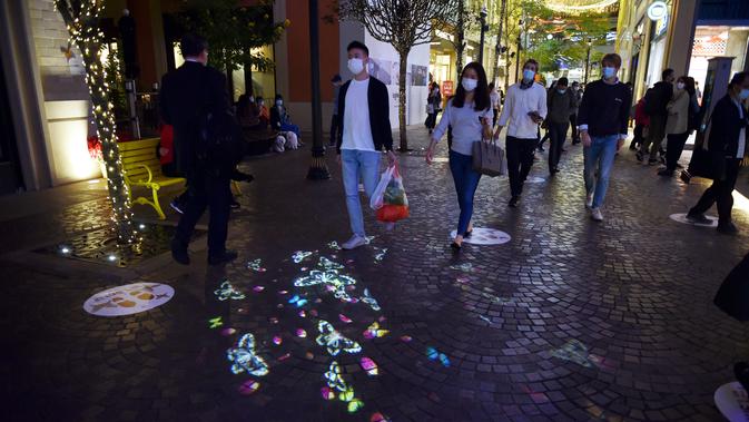 Instalasi cahaya di Lee Tung Street di Wan Chai, Hong Kong, China selatan (8/12/2020). Sebuah instalasi cahaya besar yang menggunakan teknologi kecerdasan buatan dengan tema 