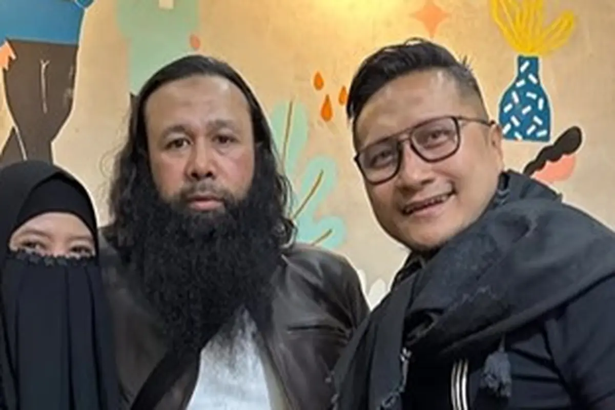 Arie Untung bersama pasangan Peggy Melati Sukma dan Reza Abdul Jabbar (Instagram/ariekuntung)