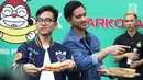 Putra Presiden Joko Widodo atau Jokowi, Gibran Rakabuming dan Kaesang Pangarep menunjukkan Sang Pisang dan Markobar saat launching outlet baru di Cikini, Jakarta, Minggu (11/3). Outlet tersebut hasil kolaborasi keduanya. (Liputan6.com/Immanuel Antonius)