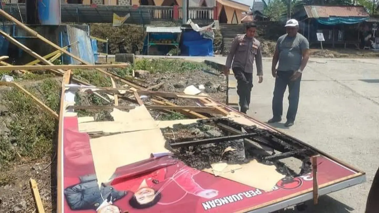 Baliho Capres Ganjar Pranowo di Buton Tengah, diduga dibakar salah seorang oknum anggota polisi mabuk miras.