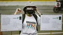 Aktivis Greenpeace melakukan aksi mengantarkan 1000 kartu pos dari masyarakat kepada Presiden Joko Widodo di kawasan Monumen Patung Kuda, Jakarta, Rabu (10/11/2021). Kartu pos itu berisikan agar pemerintah melihat dampak perubahan iklim terhadap ekosistem di sekitar. (Liputan6.com/Faizal Fanani)